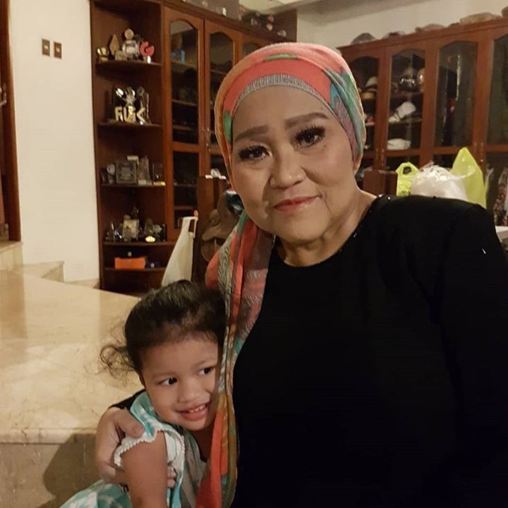 <p>Cucu dan oma sama-sama cantik nih. (Foto: Instagram/ @hada9)</p>