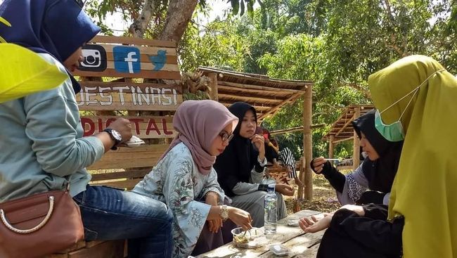 Pasar ini menyajikan kuliner-kuliner khas Sumbawa Barat yang dibuat oleh ibu-ibu di sekitar lokasi pasar.