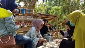 Pasar JanTop, Berwisata Kuliner Sambil Salurkan Bakat Musik