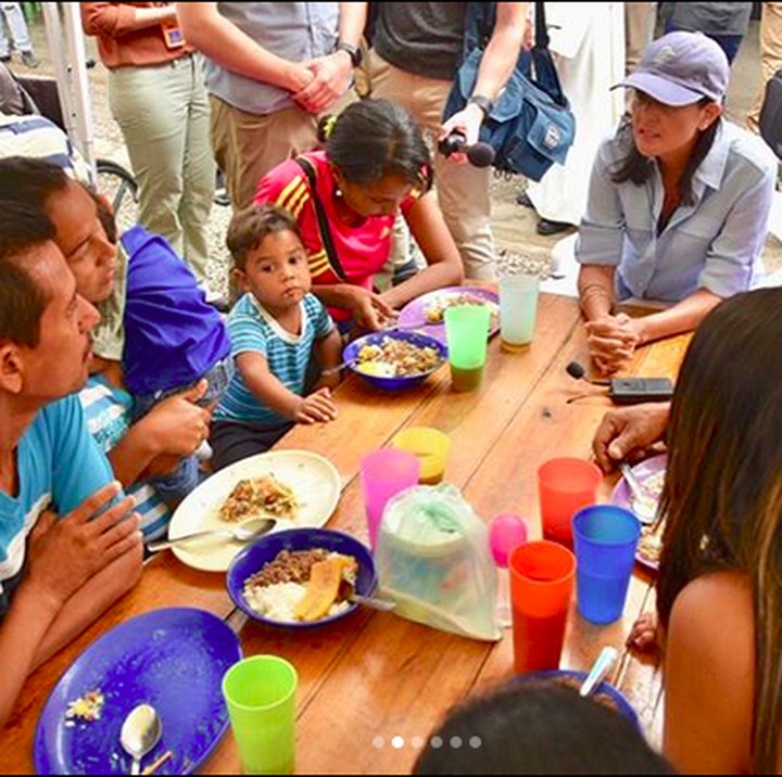 <p>Walau sedang makan, bocah ini tetap memperhatikan apa yang sedang dibicarakan Nikki Haley dengan seorang pria, he-he-he. (Foto: Instagram @nikkihaley)<br /><br /></p>