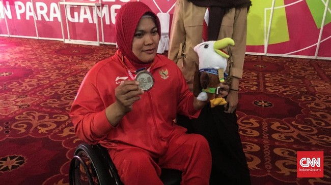 Atlet angkat besi Indonesia menambah dua perak pada Asian Para Games 2018 ketika disaksikan langsung Presiden Joko Widodo, Rabu (10/10).
