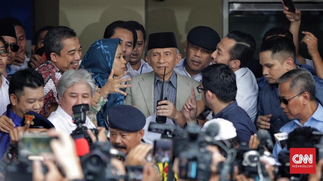 Polisi memberikan keistimewaan dengan memeriksa Amien Rais di ruangan yang dulunya merupakan ruang kerja Kapolda Metro Jaya Inspektur Jenderal Idham Azis.