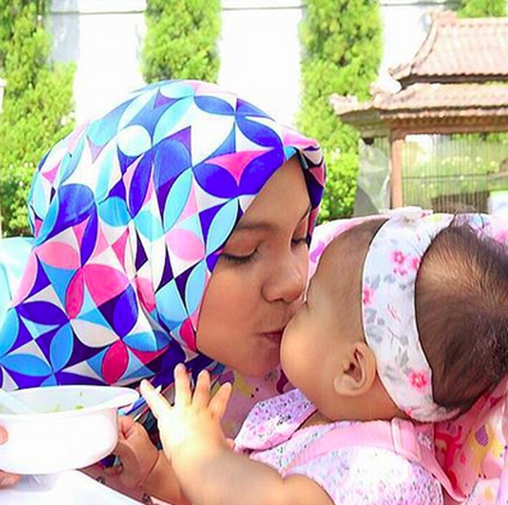 <p>Muach! Kecupan sayang dari Bunda Hanum Rais untuk Sarahza. (Foto: Instagram @hanumrais)<br /><br /></p>