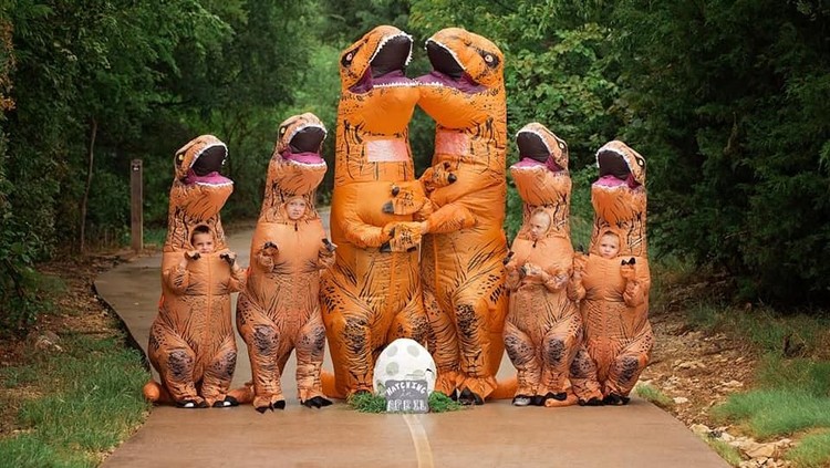Mengumumkan berita kehamilan ibu, sekeluarga pakai kostum dinosaurus. Kocak dan unik nih, Bun.