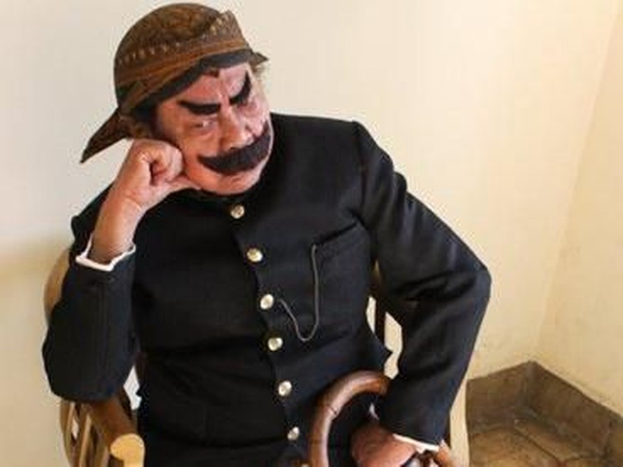Pak Raden Kanker paru-paru salah satu penyakit mematikan. Mulai dari Dono Warkop hingga istri Indro Warkop berjuang melawan penyakit itu sebelum akhirnya menutup usianya.
