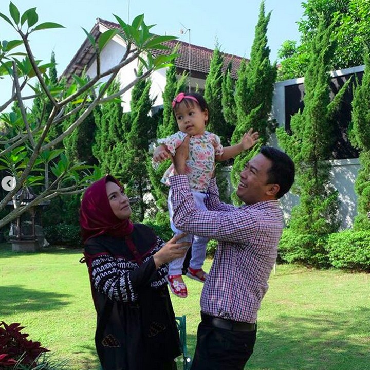 <p>Mau ke mana Bunda Hanum dan Sarahza? Sudah rapi nih. (Foto: Instagram @hanumrais)<br /><br /></p>