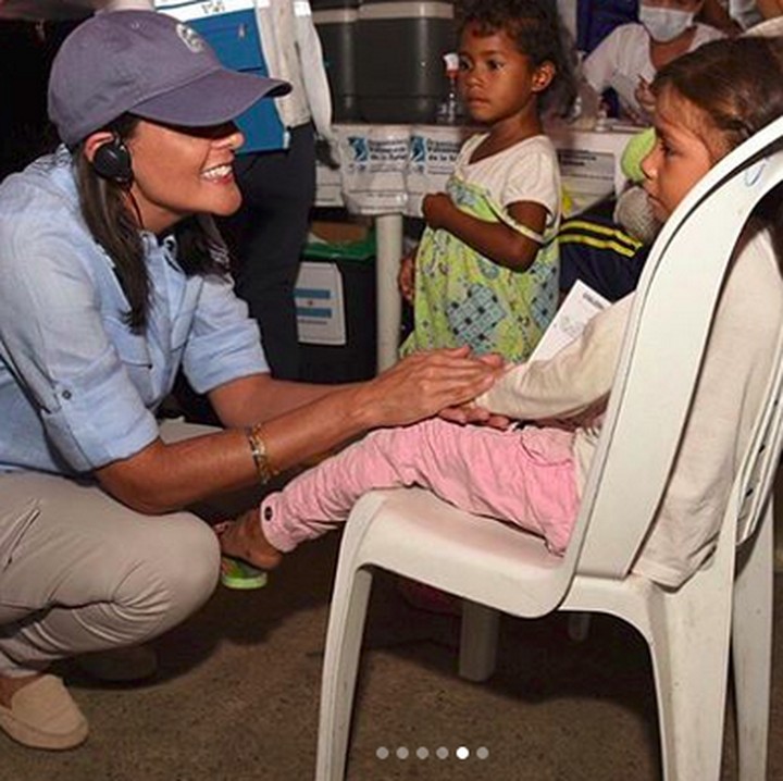 <p>Kira-kira apa ya yang sedang diperbicangkan Nikki Haley dan anak perempuan ini, Bun? (Foto: Instagram @nikkihaley)<br /><br /></p>
