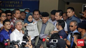Amien Rais Pamerkan Berita Dugaan Perusakan Barbuk Kasus KPK