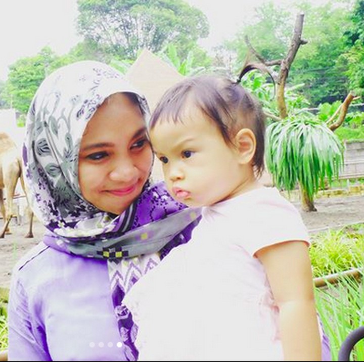 <p> Asyiknya main ke kebun binatang. Foto dengan latar belakang unta dulu ah, he-he-he. (Foto: Instagram @hanumrais)<br /><br /></p>