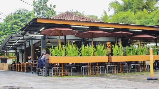Berkat kerja keras Eddy Supardi, Roti Bakar Eddy sukses memikat warga ibu kota.