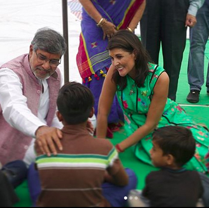 <p>Kegembiraan Nikki Haley ketika menghabiskan waktu bareng anak-anak. (Foto: Instagram @nikkihaley)<br /> </p>