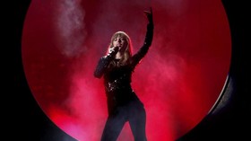 FOTO: Ular hingga Api di Panggung American Music Awards 2018