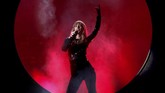 FOTO: Ular hingga Api di Panggung American Music Awards 2018 Beragam penampilan musisi menghentak panggung American Music Awards 2018, mulai membawa ular raksasa seperti Taylor Swift hingga kobaran api Post Malone.
