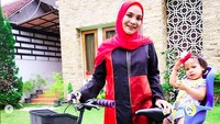 <p>Mau naik sepeda ke mana Sarahza dan Bunda Hanum Rais? (Foto: Instagram @hanumrais)<br /><br /></p>