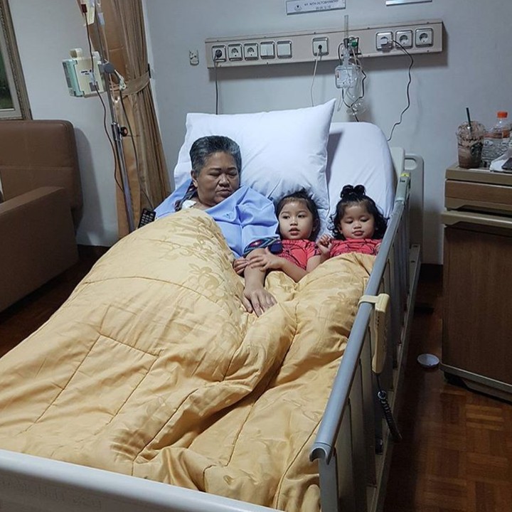 <p>Bahkan saat Anthy dirawat di RS, Alya dan Kiya setia menemani sang oma. So sweet! (Foto: Instagram/ @hada9)</p>
