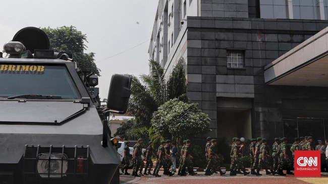Demi mengamankan aksi massa yang mengawal Amien Rais di Polda Metro Jaya, sebanyak 3.284 personel gabungan TNI dan Polri diterjunkan.