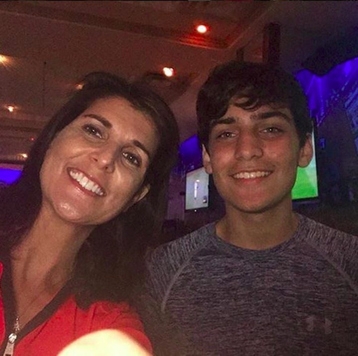 <p>Nikki Haley wefie dengan anaknya yang sudah beranjak dewasa. Hmm, ganteng juga ya anaknya. He-he-he. (Foto: Instagram @nikkihaley)<br /><br /></p>