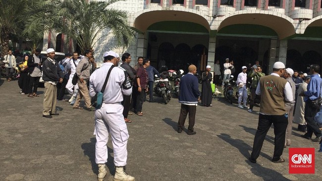 Massa Persaudaraan Alumni 212 dan sejumlah ormas pendukung mulai bergerak menuju Mapolda Metro Jaya untuk mengawal pemeriksaan Amien Rais, Rabu (10/10).