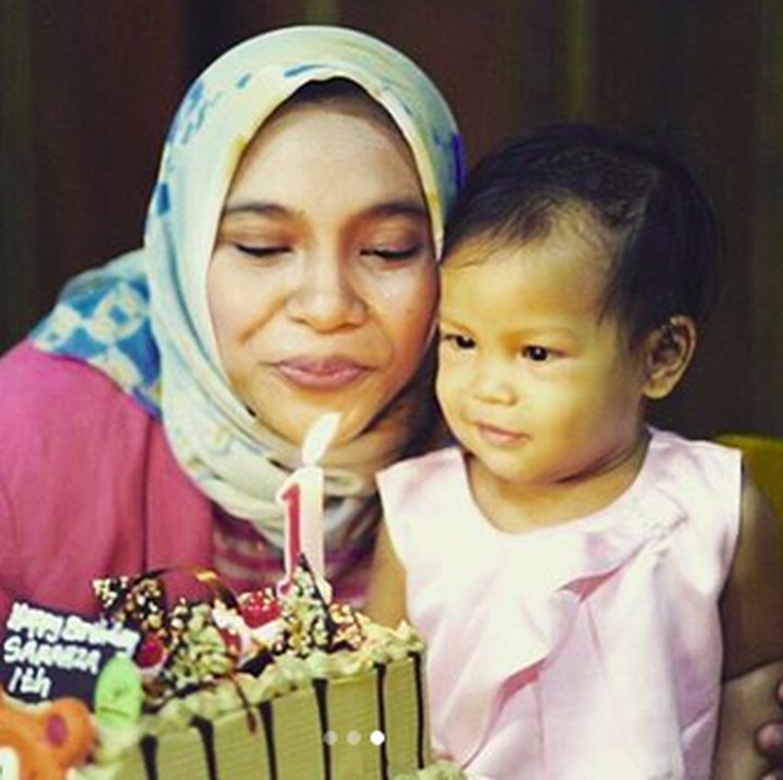 <p>Saat ulang tahun pertama Sarahza. Tiup lilinnya Sarahza. (Foto: Instagram @hanumrais)<br /><br /></p>