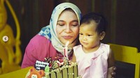 <p>Saat ulang tahun pertama Sarahza. Tiup lilinnya Sarahza. (Foto: Instagram @hanumrais)<br /><br /></p>