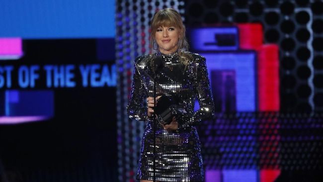 Panggung American Music Awards (AMA) 2018 menjadi momen bagi Taylor Swift mengalahkan rekor mendiang Whitney Houston.