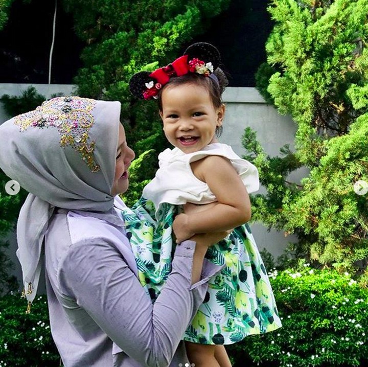 <p> Cantiknya Sarahza kalau lagi tersenyum saat bermain bareng Bunda Hanum Rais. (Foto: Instagram @hanumrais)<br /><br /></p>