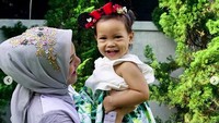 <p> Cantiknya Sarahza kalau lagi tersenyum saat bermain bareng Bunda Hanum Rais. (Foto: Instagram @hanumrais)<br /><br /></p>