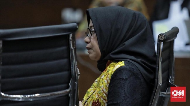 Eks Wakil Ketua Komisi VII dari Fraksi Golkar Eni Saragih menerima duit Sin$10 ribu melalui staf Menteri ESDM Ignasius Jonan, Hadi Juraid usai rapat di DPR.