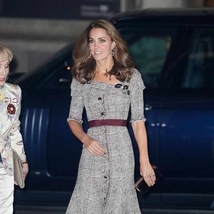 <p>Untuk mempercantik penampilan, Kate Middleton juga sering mengenakan <em>belt</em> yang menambah kesan elegan pada bagian pinggang. (Foto: Getty Images)</p>