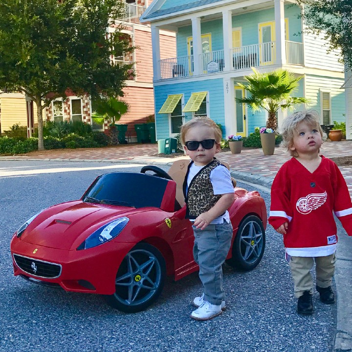 <p>Mobil DeLorean si kembar keren ya? Untuk membuat mobil ini, Lauren hanya perlu menambahkan kardus dan cat akrilik di mobil sebelumnya lho. (Foto: Instagram/laurenluskwilis)</p>