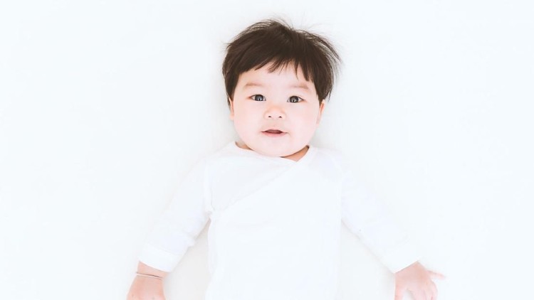 ilustrasi bayi Portrait of a newborn Asian baby on the bedPortrait of a newborn Asian baby on the bed: SONY A7