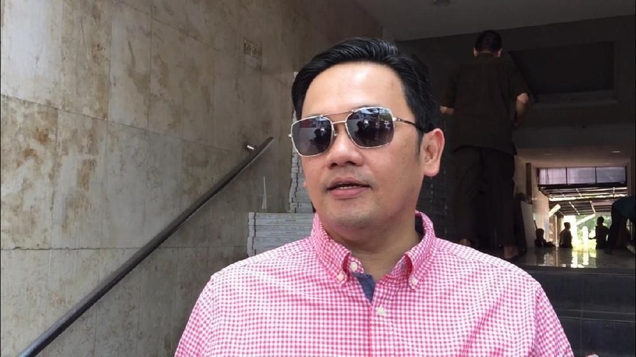Farhat Abbas ikut terjun dalam permasalahan yang menimpa Angel Lelga dan Vicky Prasetyo.
