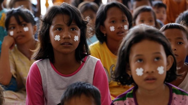 Aktifitas belajar mengajar sekolah di Palu pascagempa dan tsunami belum kembali normal. Murid yang datang sedikit lantaran trauma gempa yang mereka alami.