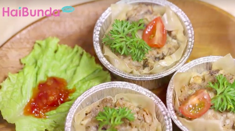 Resep oncom kukus yang sehat ini dapat Bunda racik bersama nasi dan sedikit jamur. Rasanya? Enak!