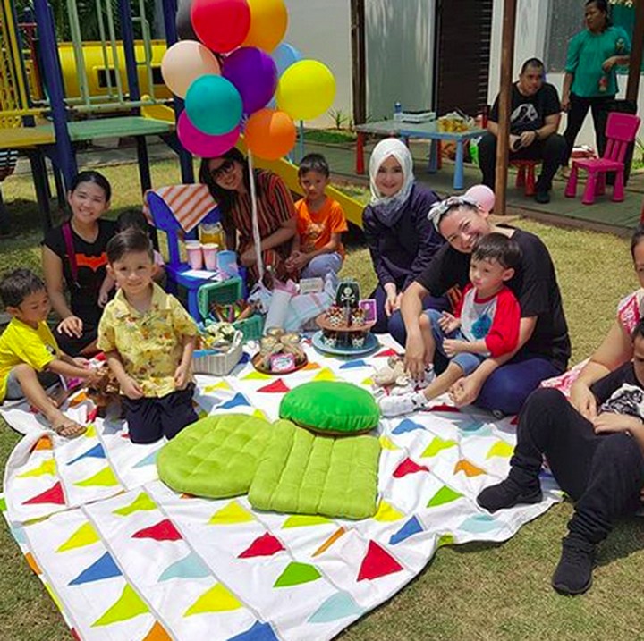 <p>Waktunya piknik bersama bunda-bunda. Seru banget ya. (Foto: Instagram @agnipratistha)<br /><br /></p>