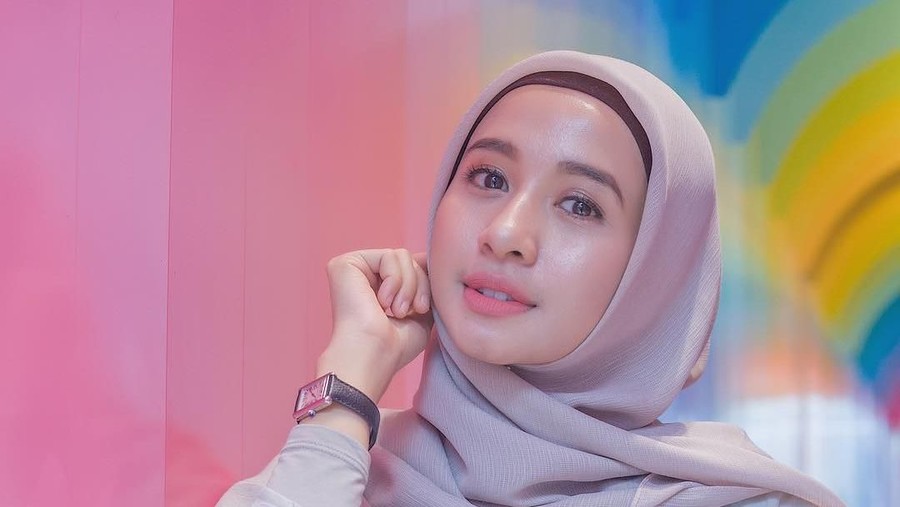 Mata Laudya Cynthia Bella tampak mengembeng seperti habis menangis dalam sebuah video yang diunggah di Youtube.