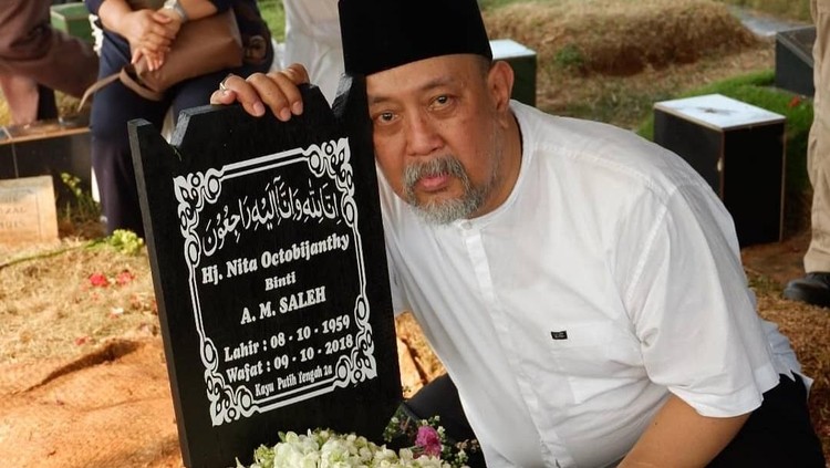 Nama Indro Warkop disebut jadi penyebab meninggal sang istri. Ia pun menjawab tudingan itu via Instagram.
