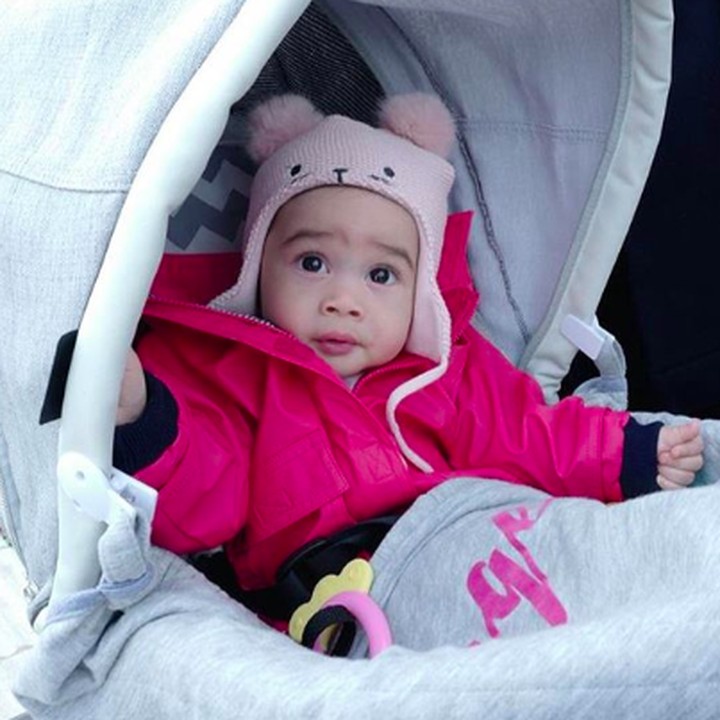 <p>Pakai jaket, topi, dan duduk di stroller bikin Raqeema kayak boneka ya. (Foto: Instagram/ @nsyakieb85)</p>