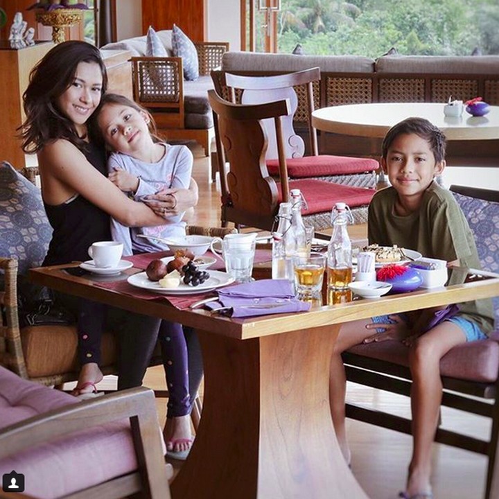 <p>Aktivitas makan bareng dengan Bunda Nana. Hmm, siapa nih yang makannya nggak habis? (Foto: Instagram @nanamirdad)<br /><br /></p>