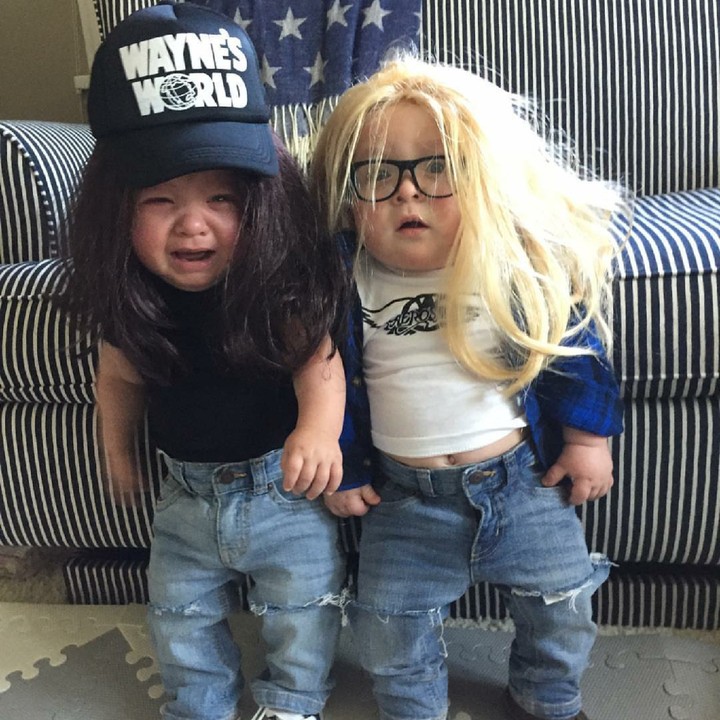 <p>Gemas! Saat si kembar didandani sebagai tokoh film 'Wayne's World'. (Foto: Instagram/laurenluskwilis)</p>