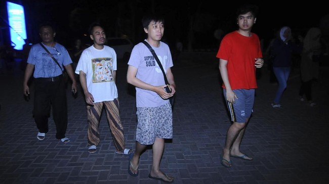 Ratusan warga Kampung Citepus di dekat pantai Pelabuhan Ratu dievakuasi ke dataran yang lebih tinggi usai gempa berkekuatan 7,4 SR mengguncang Banten.