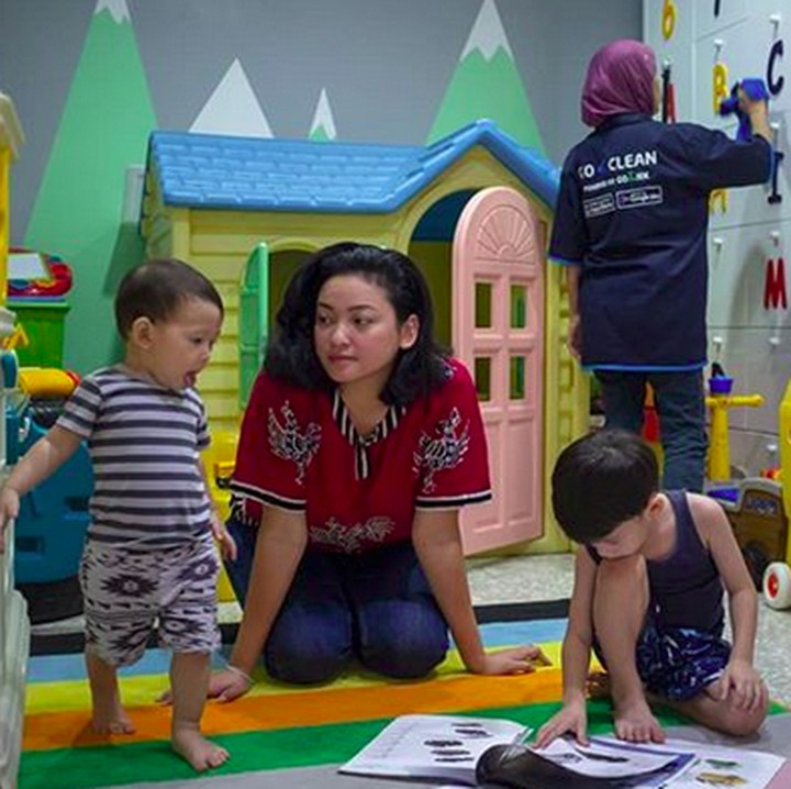 <p>Spending weekend di rumah bareng anak-anak. (Foto: Instagram @agnipratistha)<br /><br /></p>