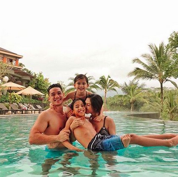 <p>Berenang sekeluarga. Segar, segar, segar! He-he-he.  (Foto: Instagram @nanamirdad)<br /><br /></p>