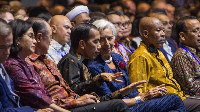 Jokowi menyebut pihak yang menyematkan menteri pencetak utang kepada Menteri Keuangan Sri Mulyani sebagai pihak yang tidak mengerti ekonomi makro.