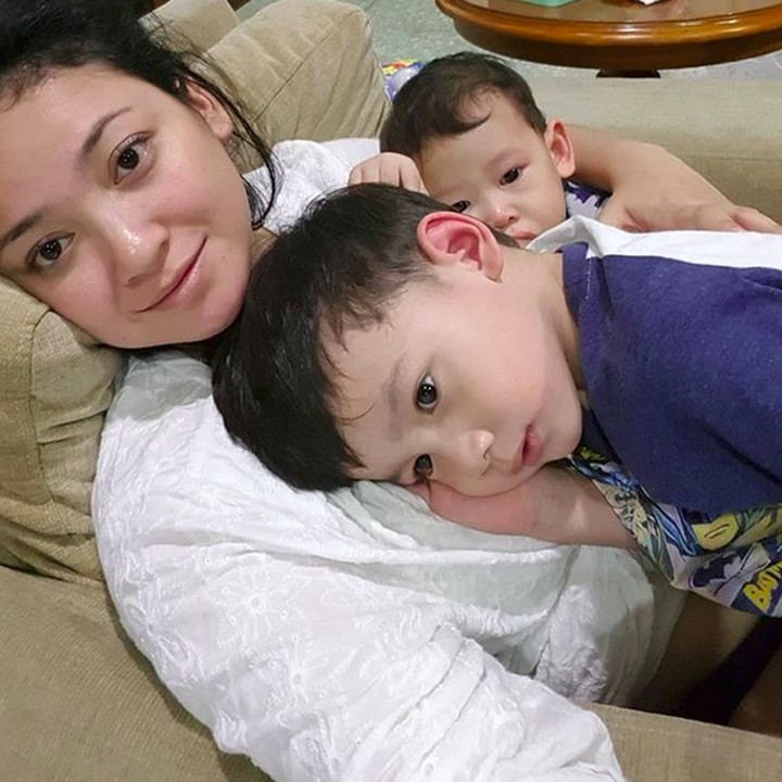 <p>Memeluk dua anak sekaligus. Momen yang nggak terlupakan nih. (Foto: Instagram @agnipratistha)</p>