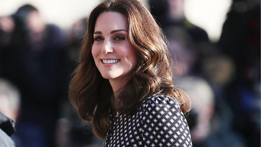 Meski memakai gaun lama, penampilan pertama Kate Middleton usai cuti tetap memesona.