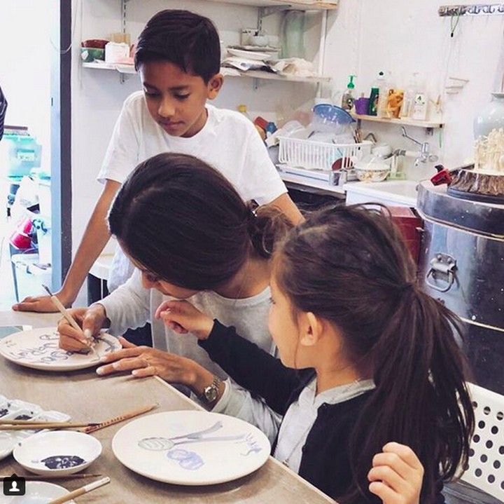 <p>Lagi pada menggambar apa di piring? (Foto: Instagram @nanamirdad)<br /><br /></p>