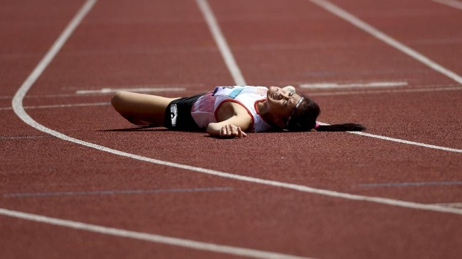 Atlet para atletik Indonesia Insan Nurhaida mengalami retak tulang leher usai jatuh pada pertandingan nomor 100 meter putri kategori T36 Asian Para Games 2018.