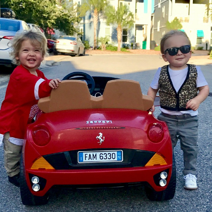 <p>Begini saat Charlie and Row djadi tokoh dalam film lain, 'Ferris Bueller's Day Off'. (Foto: Instagram/laurenluskwilis)</p>
