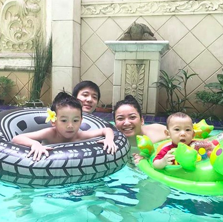 <p>Berenang bersama saat udara panas. Menyegarkan! (Foto: Instagram @agnipratistha)<br /><br /></p>